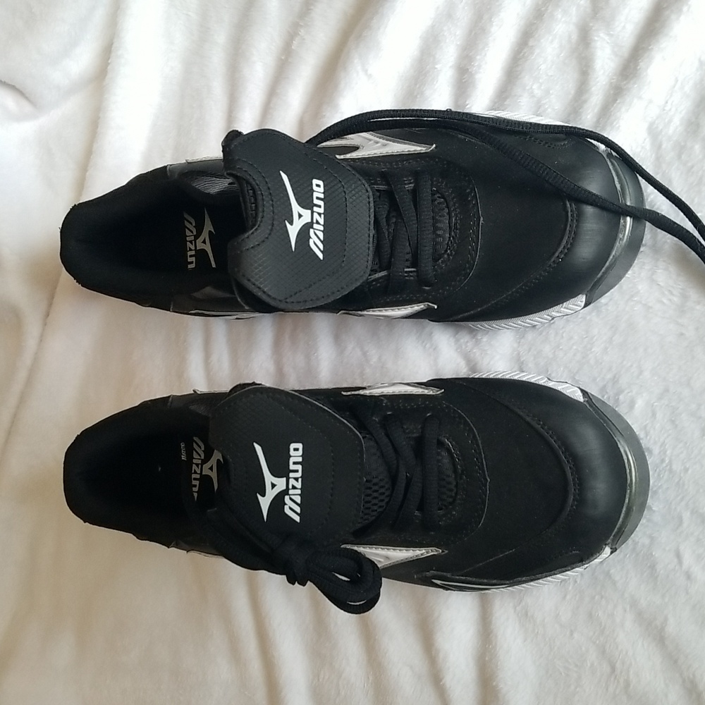 Baseball cleats